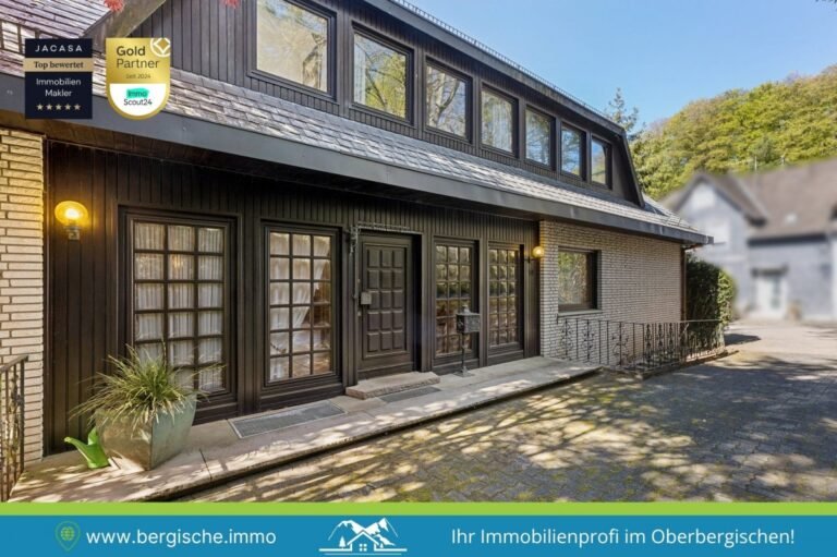 Gummersbach: Großzügige Landhausvilla